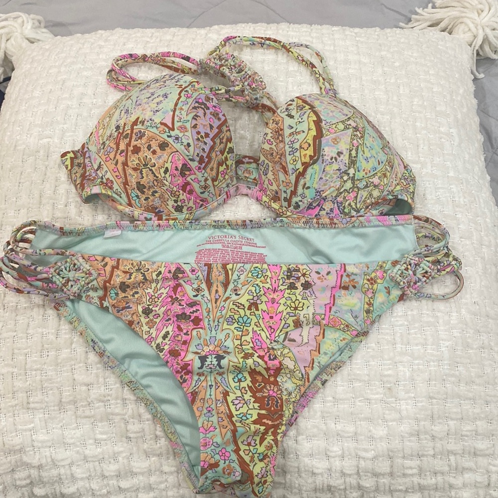 Women’s bikini VS